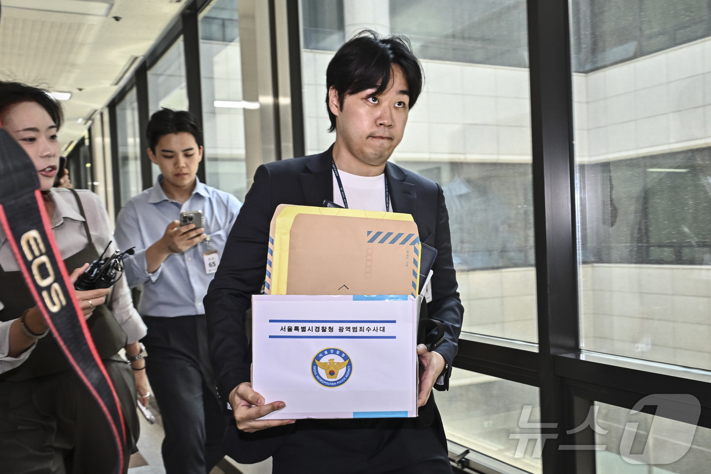 (과천=뉴스1) 김민지 기자 = 6ㆍ3 지방선거 투표지 부족사태 사건을 수사 중인 서울경찰청 광역범죄수사대 관계자가 11일 경기도 과천시 중앙선거관리위원회에서 압수수색을 하기 위해 …