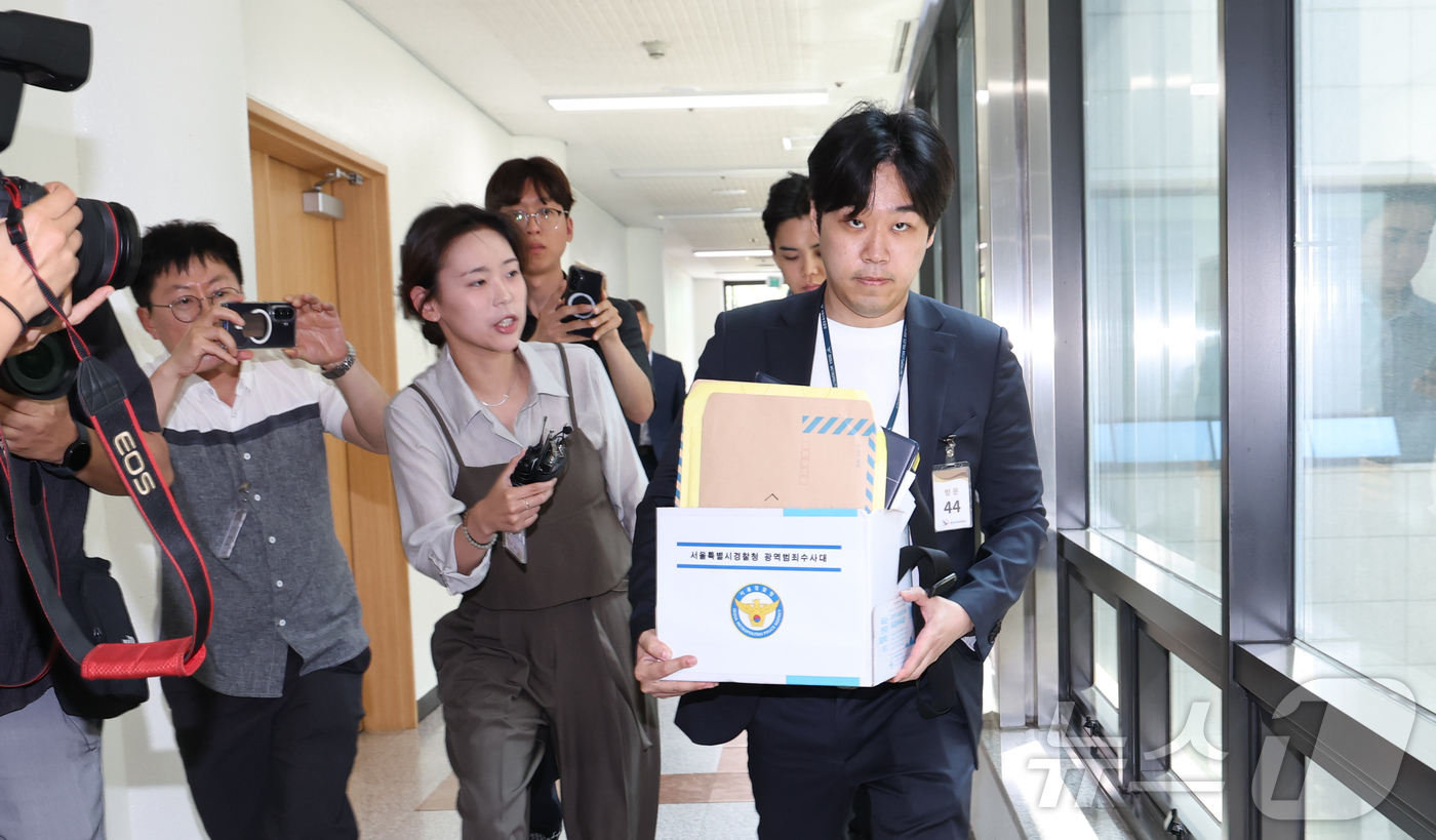 (과천=뉴스1) 김민지 기자 = 6ㆍ3 지방선거 투표지 부족사태 사건을 수사 중인 서울경찰청 광역범죄수사대 관계자가 11일 경기도 과천시 중앙선거관리위원회에서 압수수색을 하기 위해 …