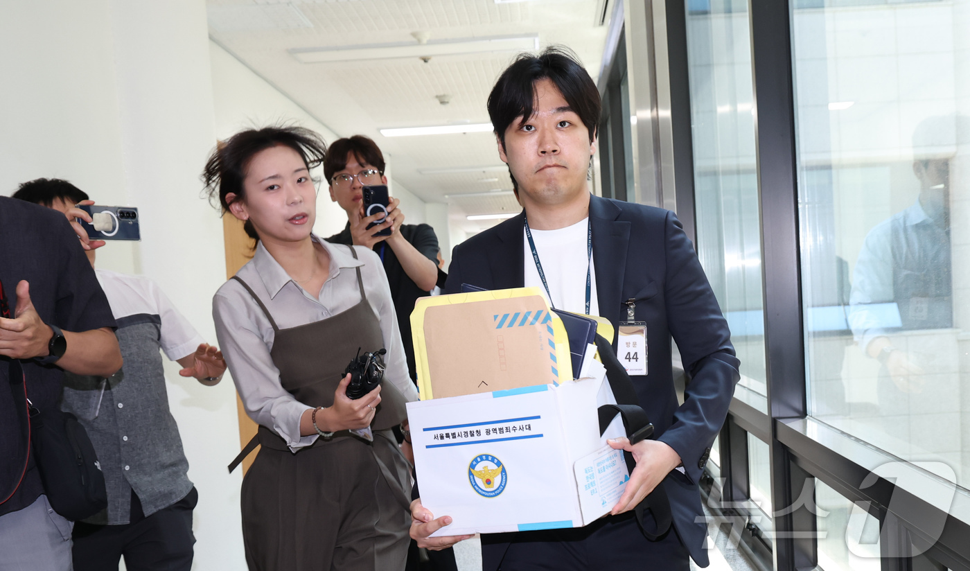 (과천=뉴스1) 김민지 기자 = 6ㆍ3 지방선거 투표지 부족사태 사건을 수사 중인 서울경찰청 광역범죄수사대 관계자가 11일 경기도 과천시 중앙선거관리위원회에서 압수수색을 하기 위해 …