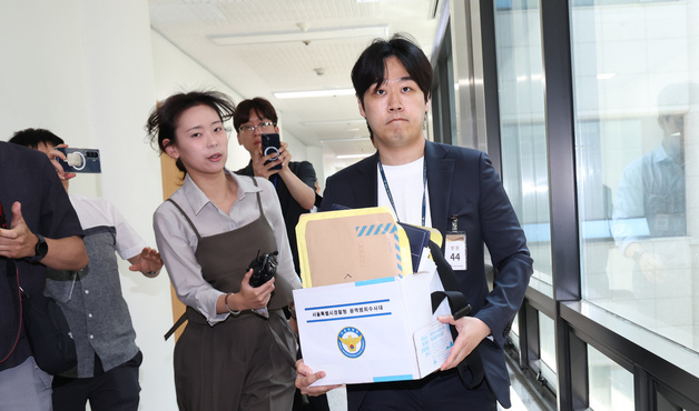 \'투표용지 부족 사태\' 과천 선관위 압수수색