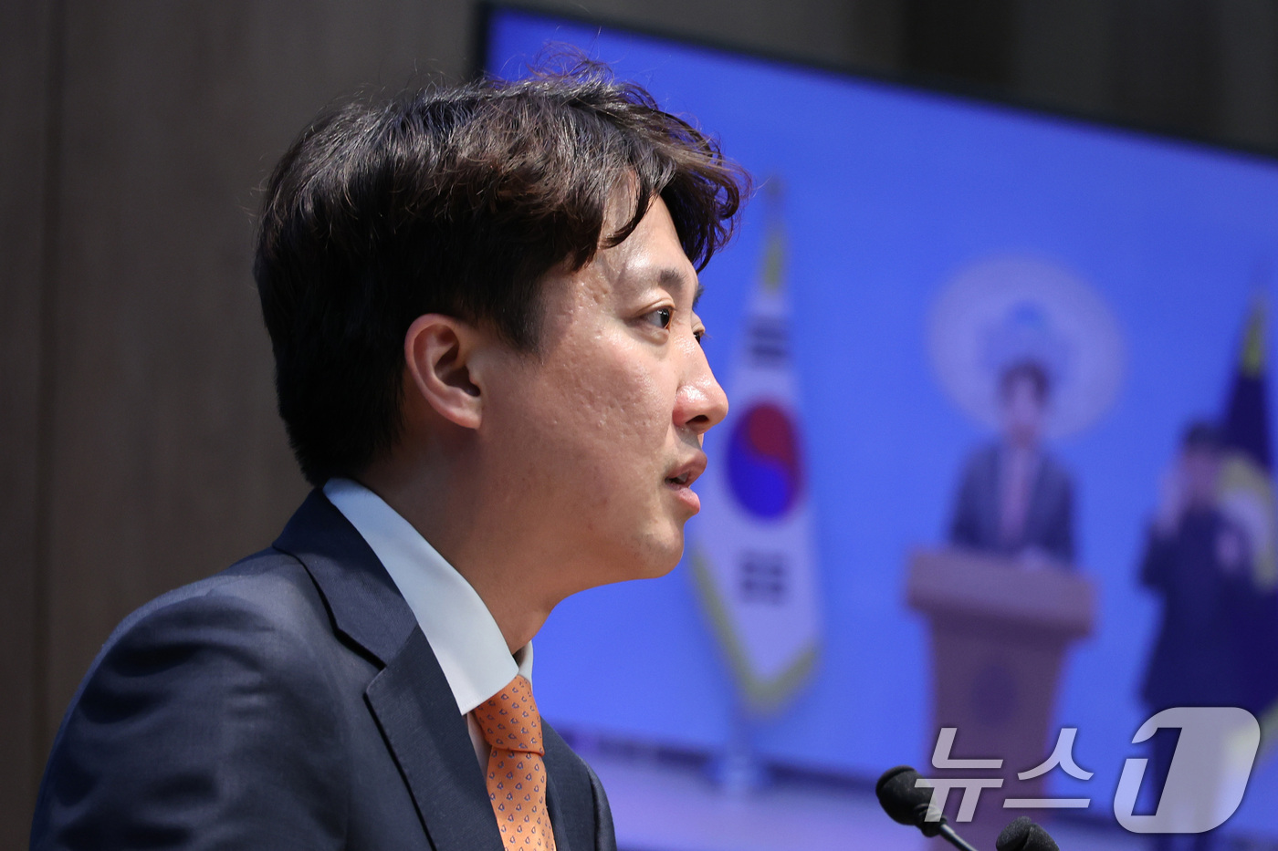 (서울=뉴스1) 신웅수 기자 = 이준석 개혁신당 대표가 11일 서울 여의도 국회 소통관에서 투표용지 부족 사태 및 특검법 관련 기자회견을 하고 있다. 2026.6.11/뉴스1