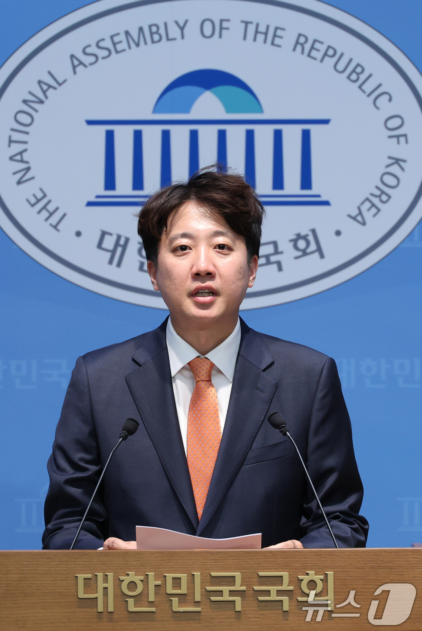 (서울=뉴스1) 신웅수 기자 = 이준석 개혁신당 대표가 11일 서울 여의도 국회 소통관에서 투표용지 부족 사태 및 특검법 관련 기자회견을 하고 있다. 2026.6.11/뉴스1