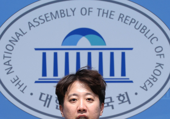 투표용지 부족 사태관련 기자회견하는 이준석