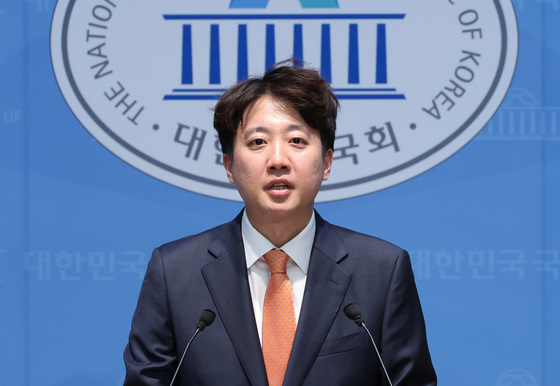 기자회견하는 이준석 대표