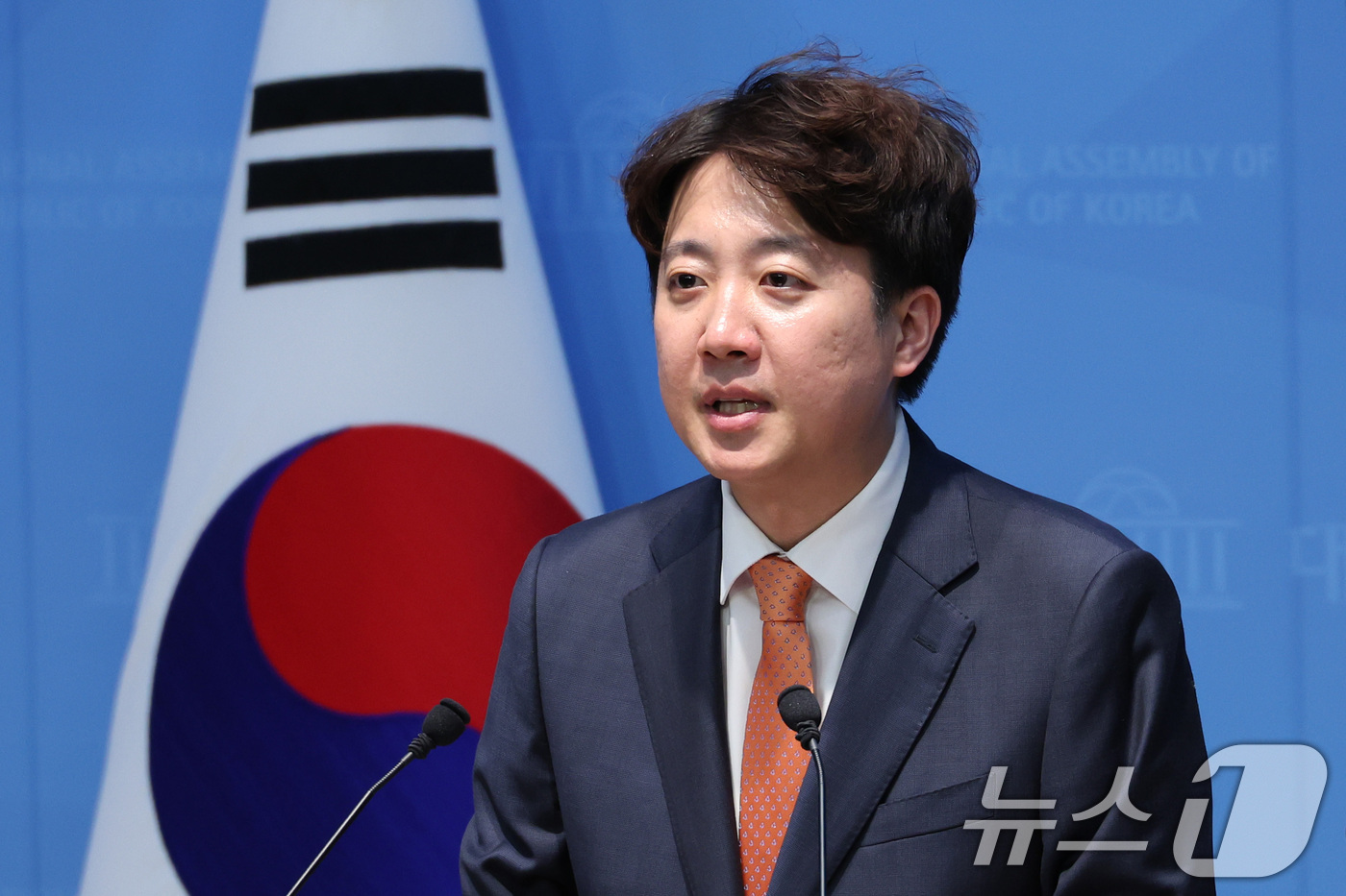 (서울=뉴스1) 신웅수 기자 = 이준석 개혁신당 대표가 11일 서울 여의도 국회 소통관에서 투표용지 부족 사태 및 특검법 관련 기자회견을 하고 있다. 2026.6.11/뉴스1