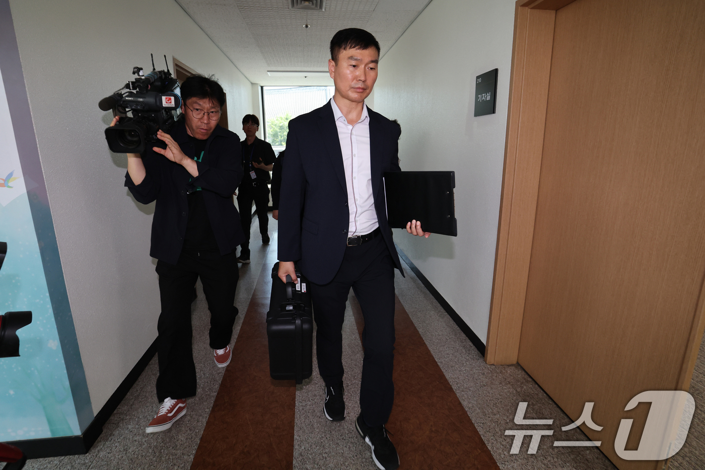 (과천=뉴스1) 김민지 기자 = 2026 지방선거 투표지 부족사태 사건을 수사 중인 서울경찰청 광역범죄수사대 관계자가 11일 오후 경기 과천시 중앙선거관리위원회에서 압수수색 하기 …