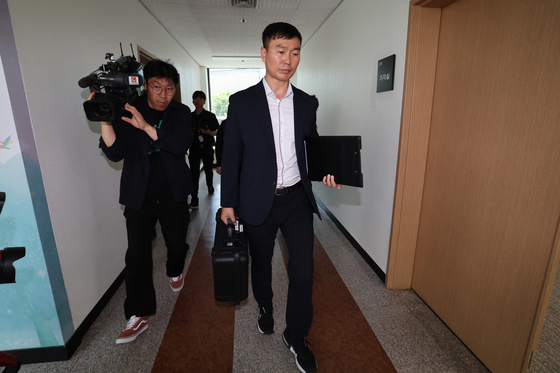 '디지털 포렌식 장비 들고 선거국장실로'