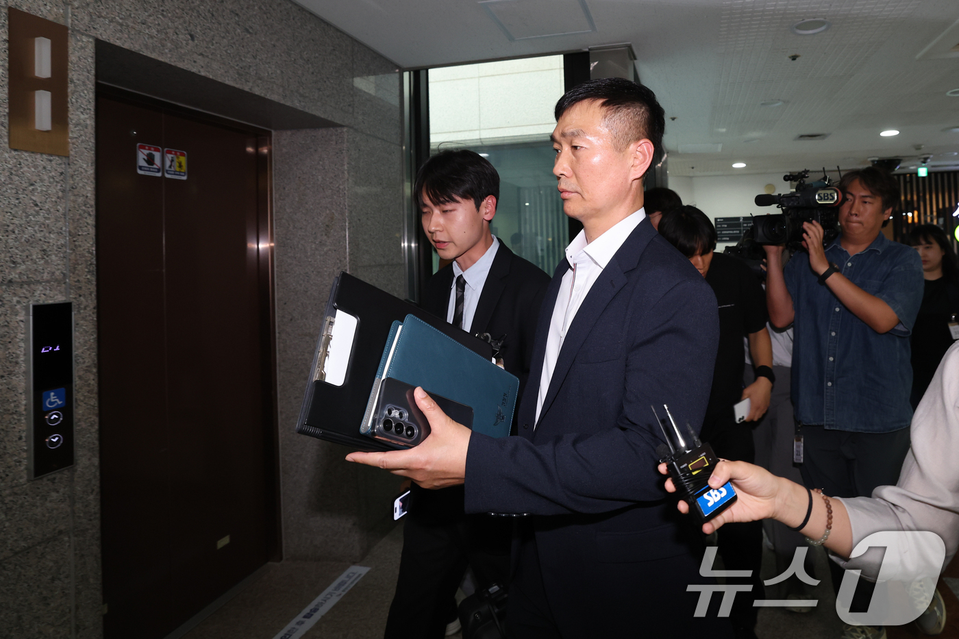 (과천=뉴스1) 김민지 기자 = 2026 지방선거 투표지 부족사태 사건을 수사 중인 서울경찰청 광역범죄수사대 관계자가 11일 오후 경기 과천시 중앙선거관리위원회에서 압수수색 하기 …
