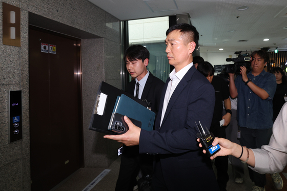 과천 선관위 선거국장실 향하는 서울경찰청  광역범죄수사대