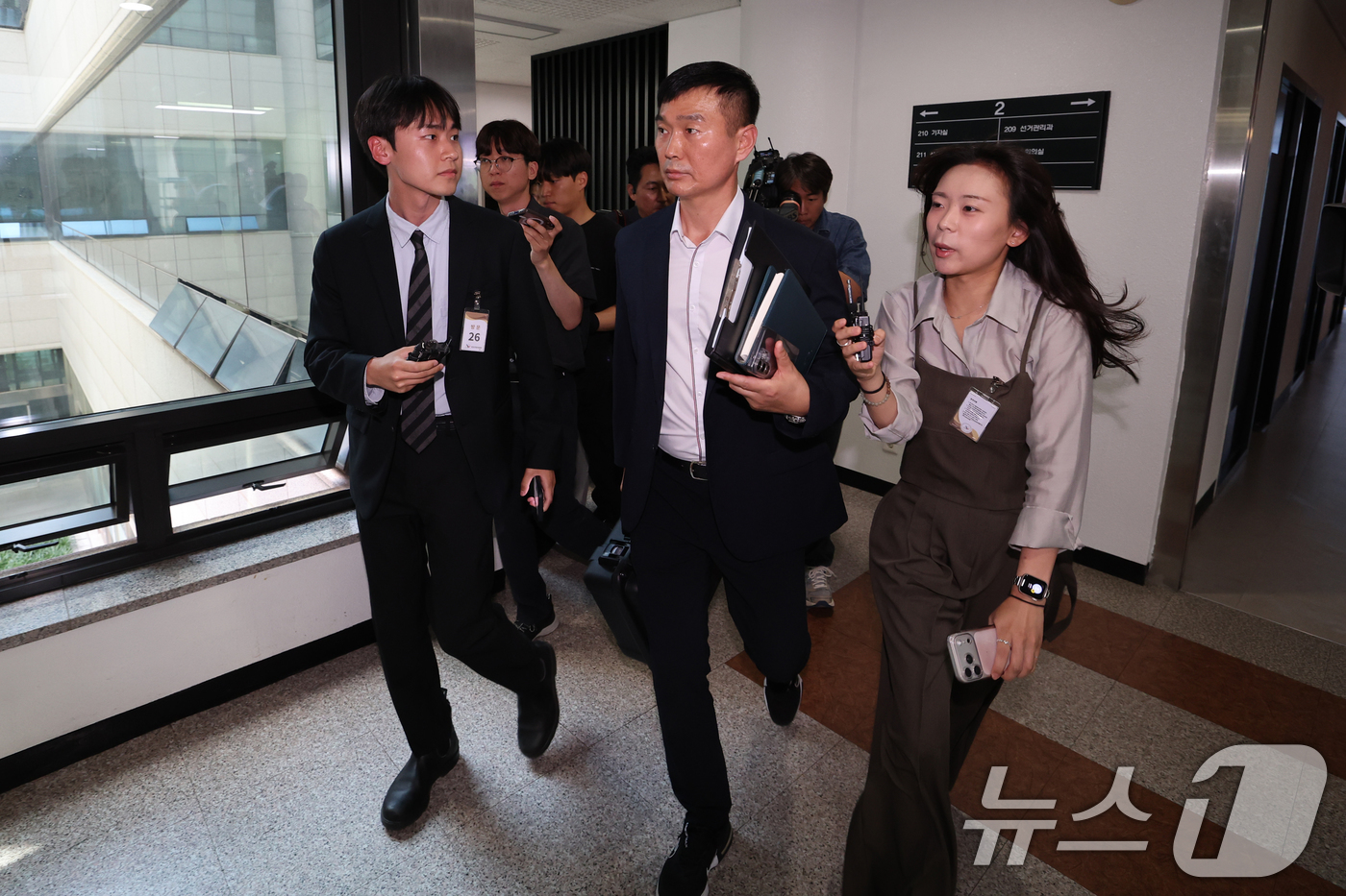 (과천=뉴스1) 김민지 기자 = 2026 지방선거 투표지 부족사태 사건을 수사 중인 서울경찰청 광역범죄수사대 관계자가 11일 오후 경기 과천시 중앙선거관리위원회에서 압수수색 하기 …