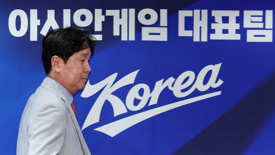 아시안게임 야구대표팀 명단 발표 기자회견 참석하는 류지현 감독