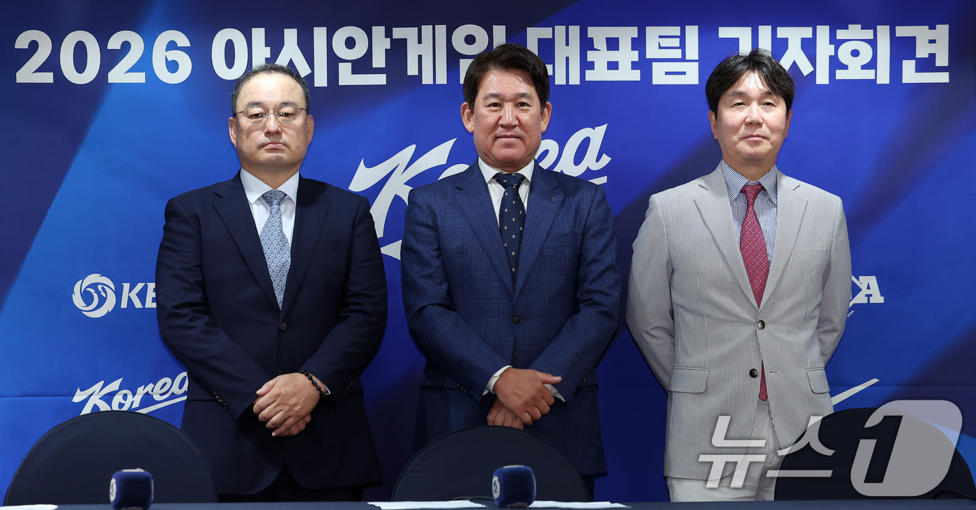 (서울=뉴스1) 김성진 기자 = 차명주 대한야구소프트볼협회(KBSA) 경기력 향상 위원장(왼쪽부터), 조계현 KBO 전력강화위원장, 류지현 한국 야구대표팀 감독이 11일 서울 중구 …