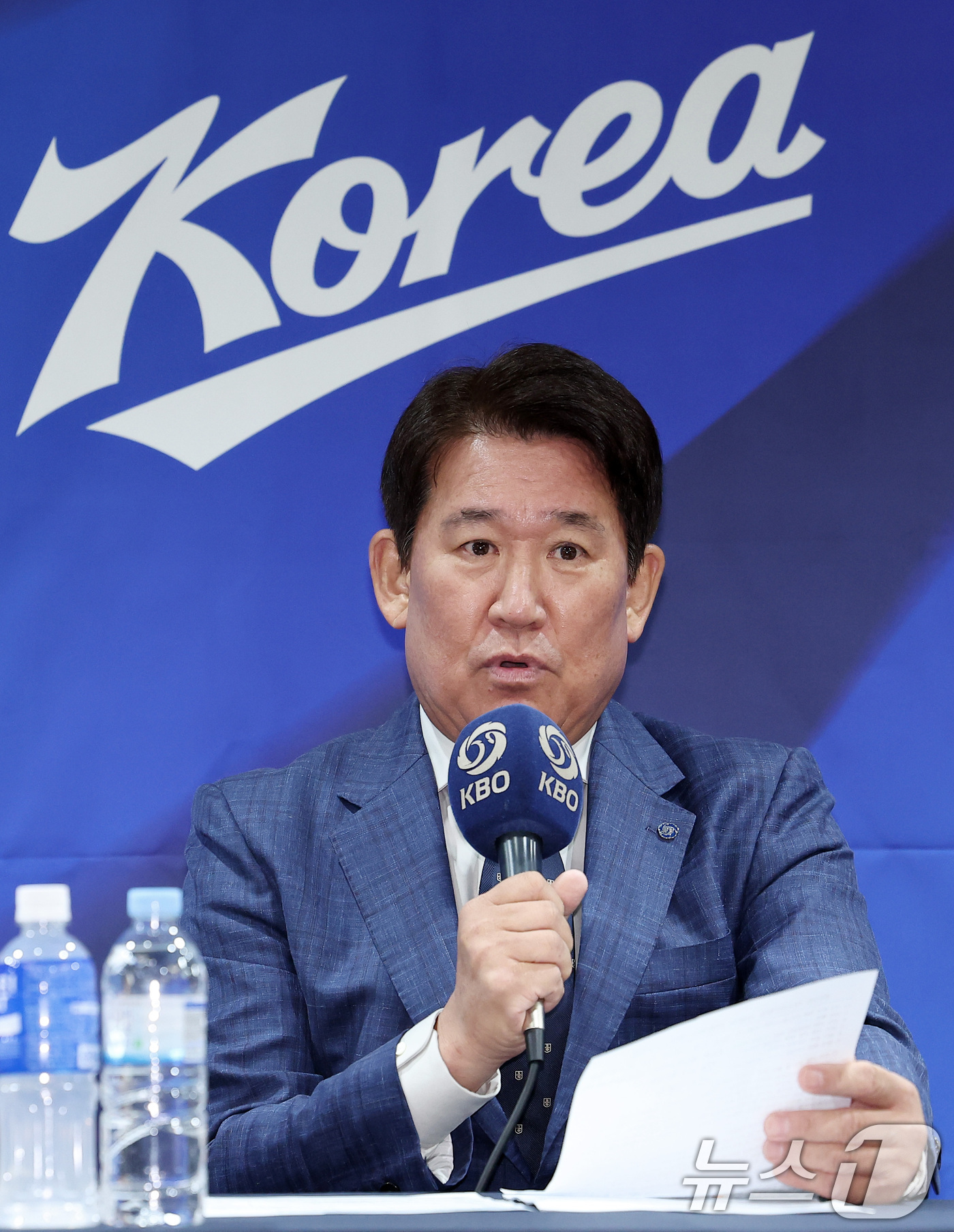 (서울=뉴스1) 김성진 기자 = 조계현 KBO 전력강화위원장이 11일 서울 중구 한국프레스센터에서 2026 아이치·나고야 아시안게임 야구 국가대표팀 최종 명단 발표를 하고 있다. …