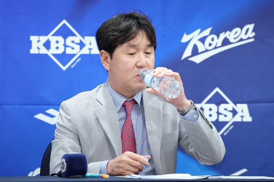 물 마시는 류지현 야구대표팀 감독