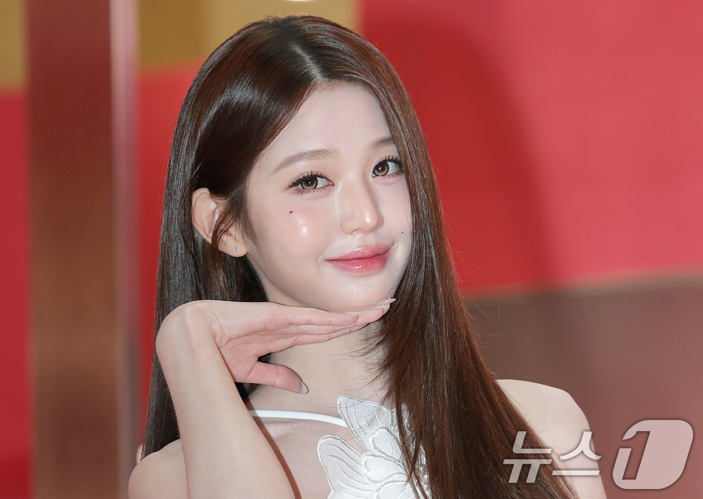 (서울=뉴스1) 권현진 기자 = 그룹 아이브(IVE)의 장원영이 11일 서울 송파구 롯데백화점 에비뉴엘 잠실점에서 열린 뷰티브랜드 메디큐브 에이지알 ‘핑크 글로우 테크 라운지’ 팝 …