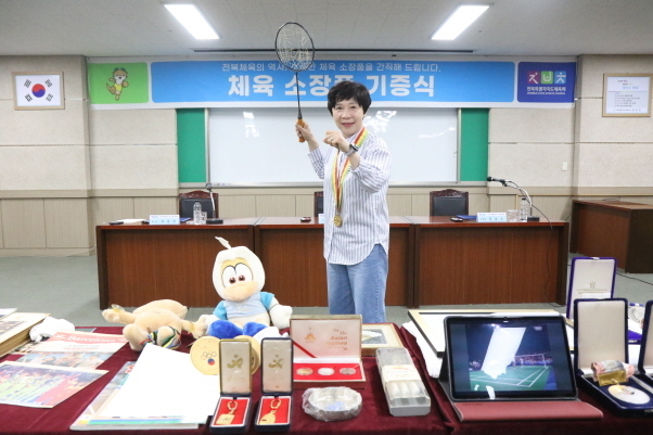 '배드민턴 전설' 정소영 이사, 전북체육회에 소장품 기증