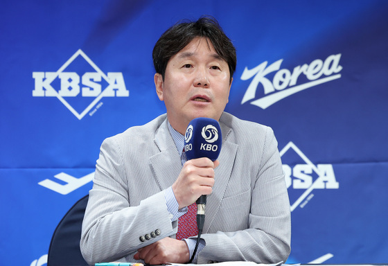 코치로 AG 금메달 3개 목에 건 류지현 감독 "목표는 우승"