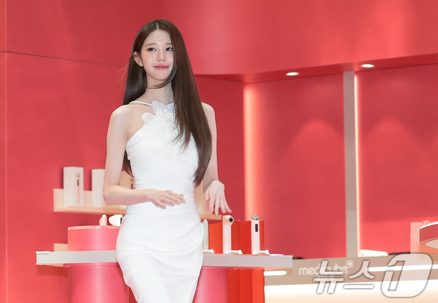 (서울=뉴스1) 권현진 기자 = 그룹 아이브(IVE)의 장원영이 11일 서울 송파구 롯데백화점 에비뉴엘 잠실점에서 열린 뷰티브랜드 메디큐브 에이지알 ‘핑크 글로우 테크 라운지’ 팝 …