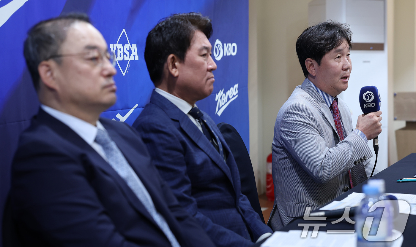 (서울=뉴스1) 김성진 기자 = 류지현 한국 야구대표팀 감독이 11일 서울 중구 한국프레스센터에서 열린 2026 아이치·나고야 아시안게임 야구 국가대표팀 최종 명단 발표 기자회견에 …