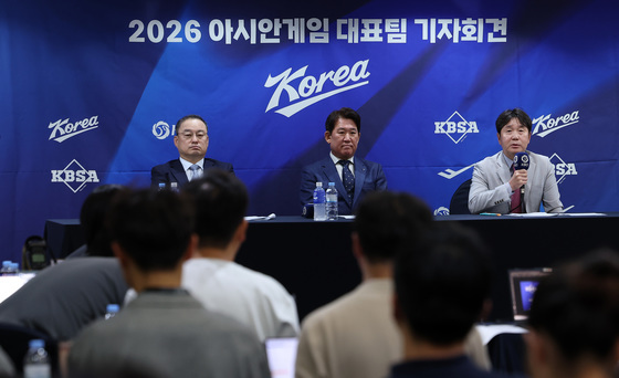 취재진 질문에 답하는 류지현 감독