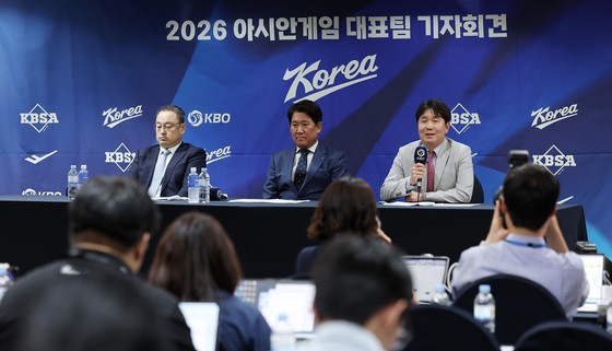 취재진 질문에 답하는 류지현 감독