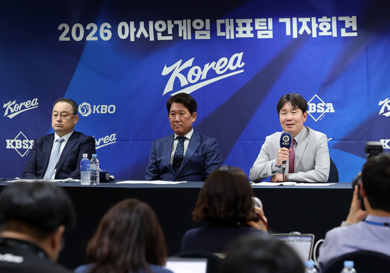 취재진 질문에 답하는 류지현 감독