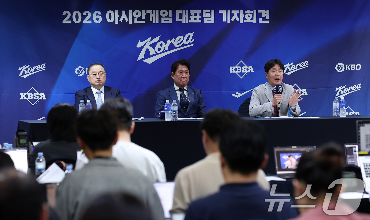 (서울=뉴스1) 김성진 기자 = 류지현 한국 야구대표팀 감독이 11일 서울 중구 한국프레스센터에서 열린 2026 아이치·나고야 아시안게임 야구 국가대표팀 최종 명단 발표 기자회견에 …