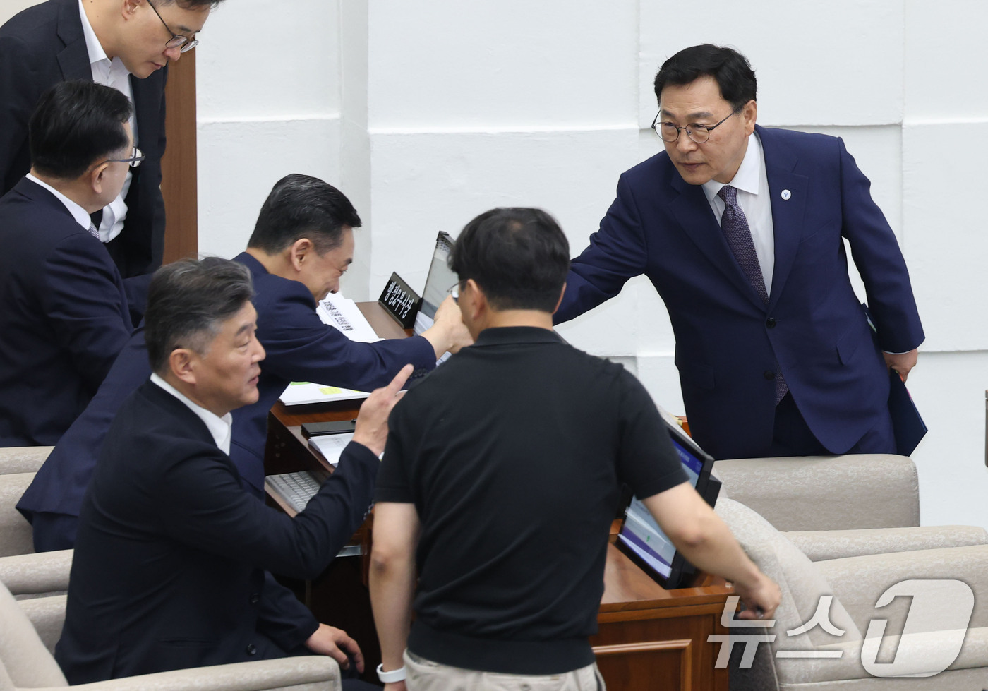 (서울=뉴스1) 이광호 기자 = 정근식 서울시교육감이 11일 오후 서울 중구 서울특별시의회 본회의장에서 열린 제336회 서울시의회 정례회 본회의에 출석하고 있다. 2026.6.11 …