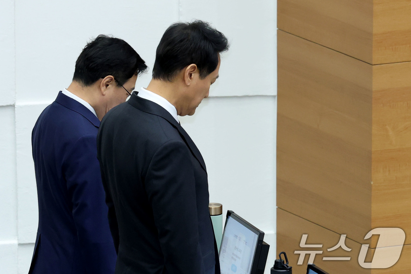 (서울=뉴스1) 이광호 기자 = 오세훈 서울시장과 정근식 서울시교육감이 11일 오후 서울 중구 서울특별시의회 본회의장에서 열린 제336회 서울시의회 정례회 개회식에서 순국선열에 대 …