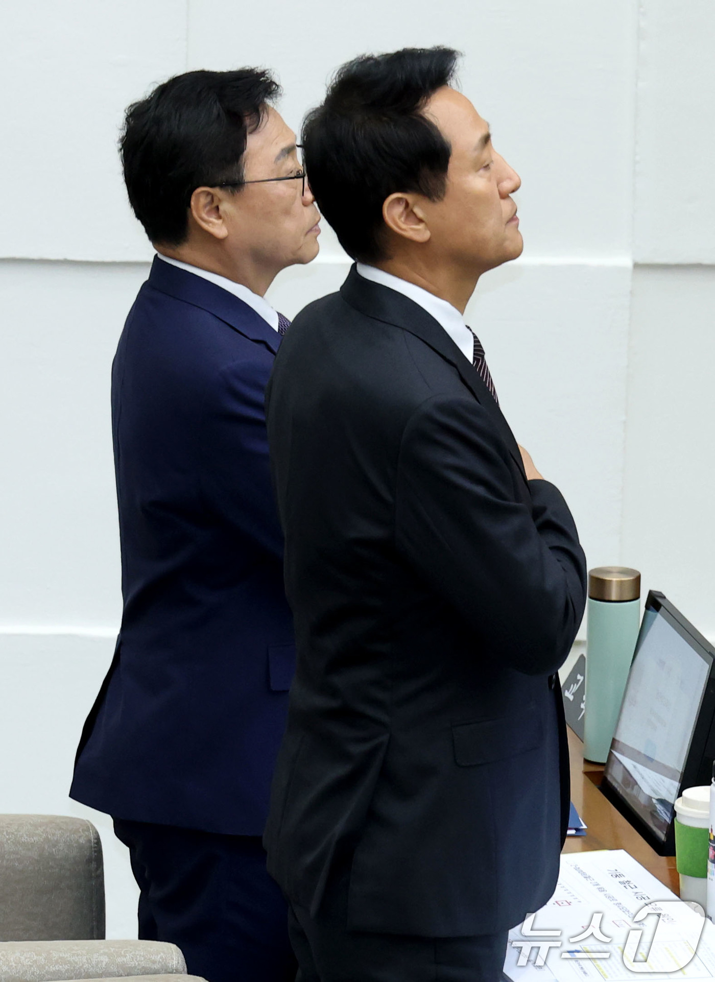 (서울=뉴스1) 이광호 기자 = 오세훈 서울시장과 정근식 서울시교육감이 11일 오후 서울 중구 서울특별시의회 본회의장에서 열린 제336회 서울시의회 정례회 개회식에서 국민의례를 하 …