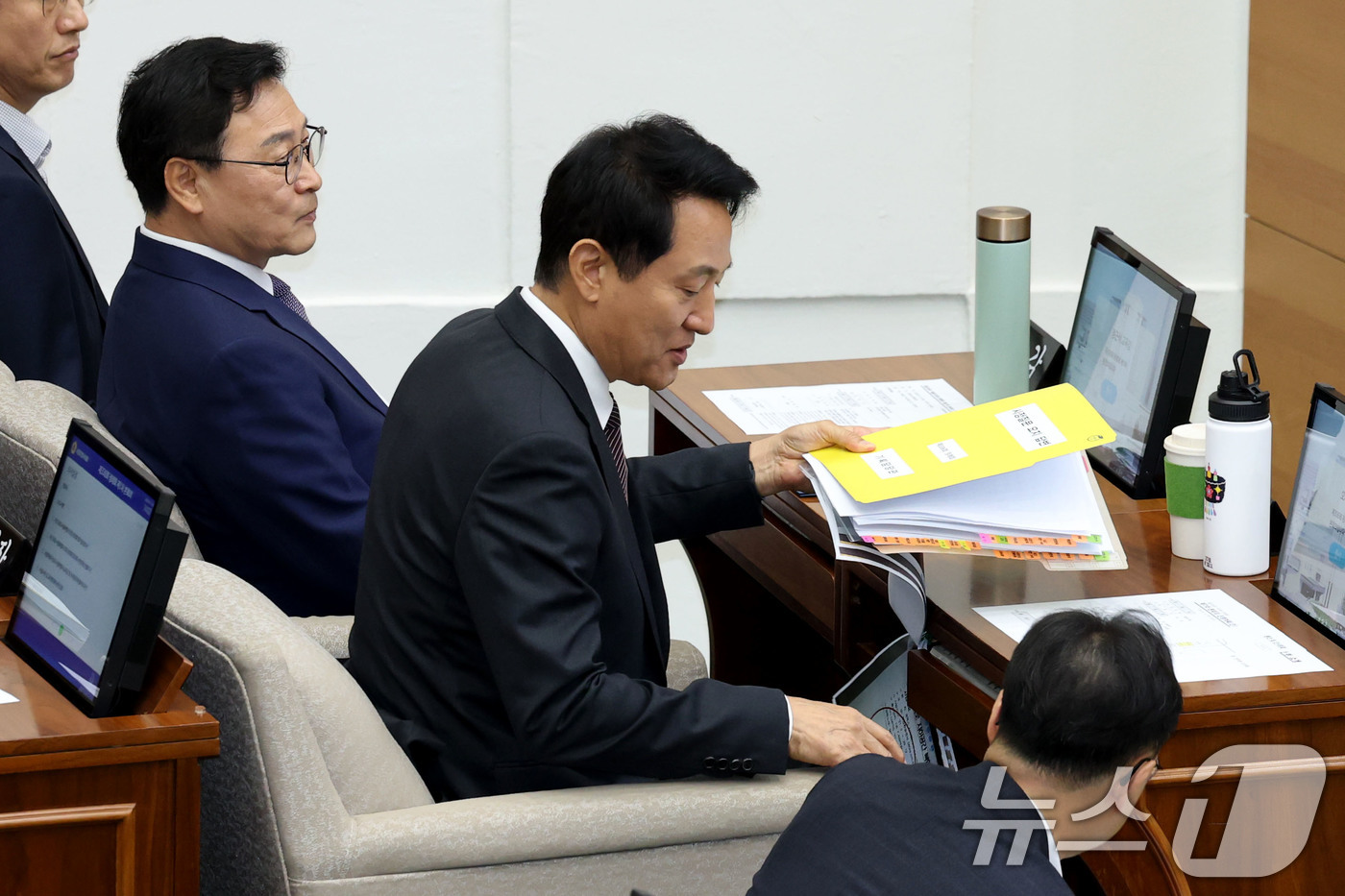 (서울=뉴스1) 이광호 기자 = 오세훈 서울시장과 정근식 서울시교육감이 11일 오후 서울 중구 서울특별시의회 본회의장에서 열린 제336회 서울시의회 정례회 본회의에 출석해 있다. …