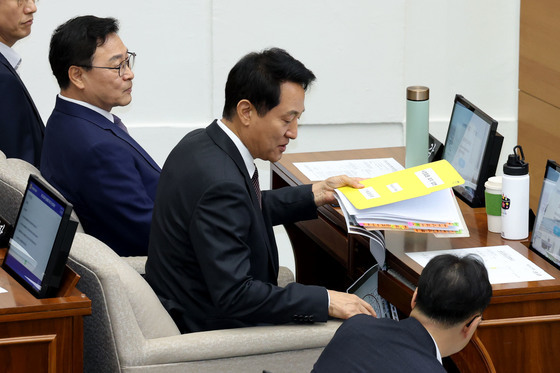 서울시의회 본회의 출석한 오세훈 시장과 정근식 교육감