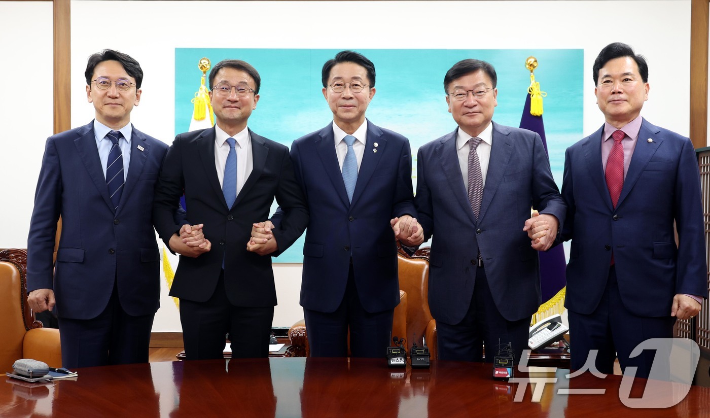 (서울=뉴스1) 안은나 기자 = 조정식 국회의장이 11일 오후 서울 여의도 국회의장 집무실에서 여야 원내대표와 회동 전 기념 촬영을 하고 있다.왼쪽부터 천준호 더불어민주당 원내수석 …