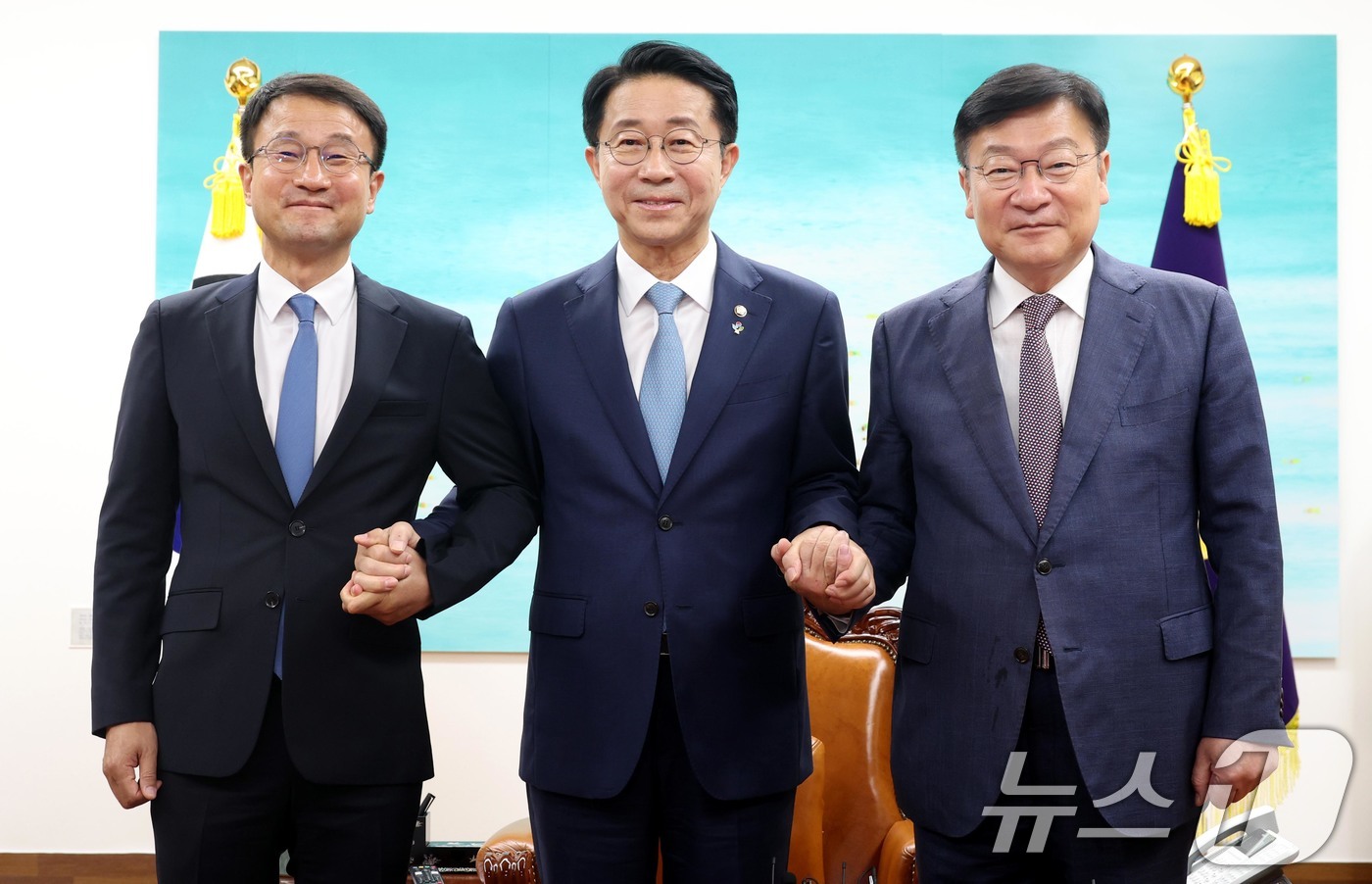 (서울=뉴스1) 안은나 기자 = 조정식 국회의장이 11일 오후 서울 여의도 국회의장 집무실에서 여야 원내대표와 회동 전 기념 촬영을 하고 있다.왼쪽부터 한병도 더불어민주당 원내대표 …