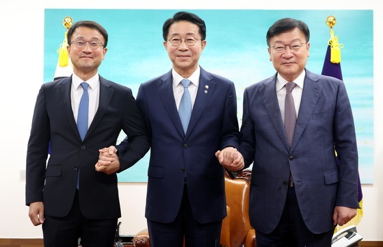 여야 원내대표 손잡은 조정식 국회의장