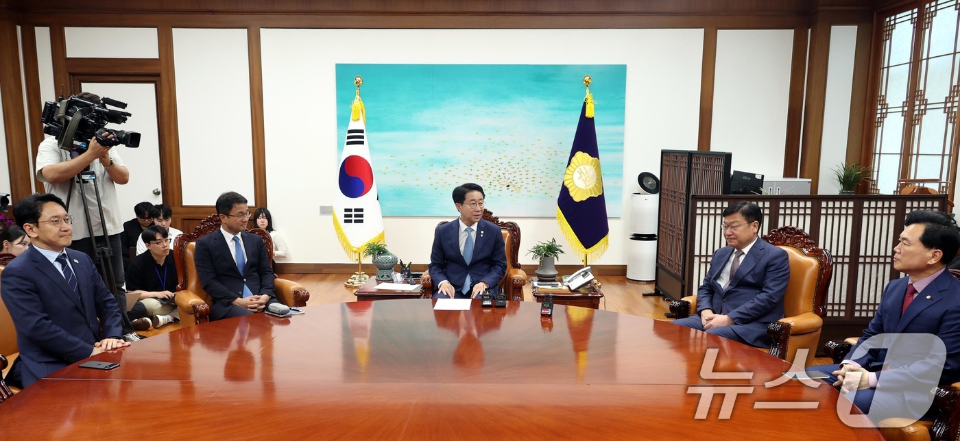 (서울=뉴스1) 안은나 기자 = 조정식 국회의장이 11일 오후 서울 여의도 국회의장 집무실에서 여야 원내대표와 회동, 모두 발언을 하고 있다.왼쪽부터 천준호 더불어민주당 원내수석부 …