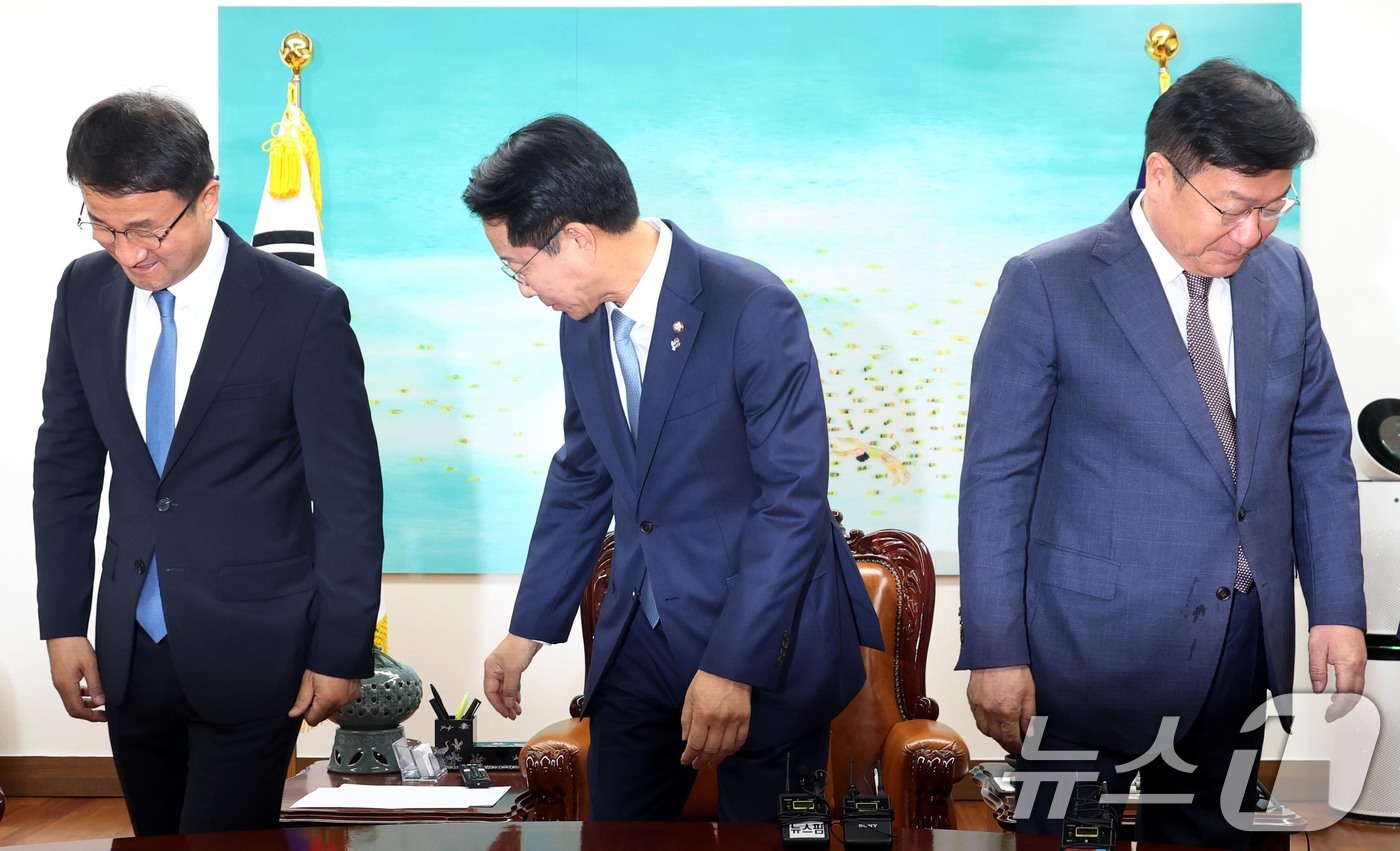 (서울=뉴스1) 안은나 기자 = 조정식 국회의장이 11일 오후 서울 여의도 국회의장 집무실에서 여야 원내대표와 회동 전 기념 촬영을 마친 뒤 자리로 향하고 있다.왼쪽부터 한병도 더 …