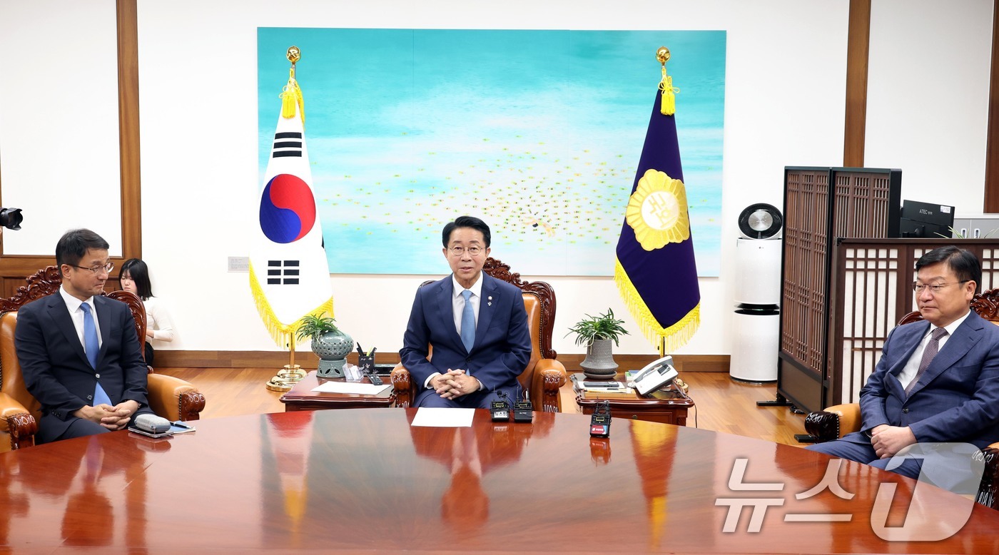 (서울=뉴스1) 안은나 기자 = 조정식 국회의장이 11일 오후 서울 여의도 국회의장 집무실에서 열린 여야 원내대표 회동에서 발언을 하고 있다.왼쪽부터 한병도 더불어민주당 원내대표, …
