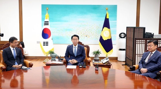 여야 원내대표와 회동하는 조정식 의장