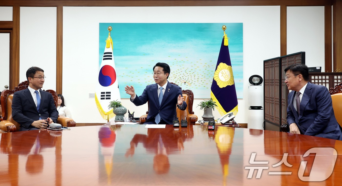 (서울=뉴스1) 안은나 기자 = 조정식 국회의장이 11일 오후 서울 여의도 국회의장 집무실에서 열린 여야 원내대표 회동에서 발언을 하고 있다.왼쪽부터 한병도 더불어민주당 원내대표, …
