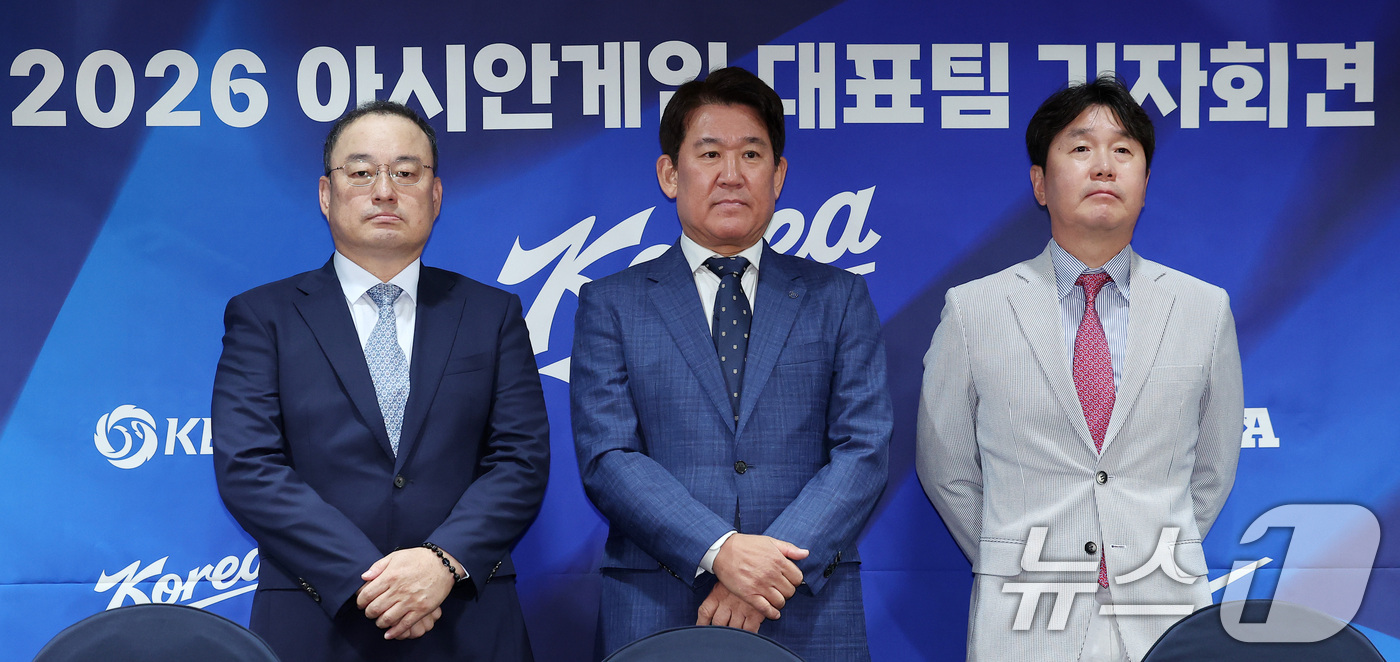 (서울=뉴스1) 김성진 기자 = 차명주 대한야구소프트볼협회(KBSA) 경기력 향상 위원장(왼쪽부터), 조계현 KBO 전력강화위원장, 류지현 한국 야구대표팀 감독이 11일 서울 중구 …