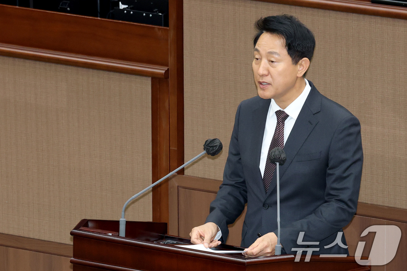 (서울=뉴스1) 이광호 기자 = 오세훈 서울시장이 11일 오후 서울 중구 서울특별시의회 본회의장에서 열린 제336회 서울시의회 정례회 본회의에 출석해 신입 간부 소개를 하고 있다. …