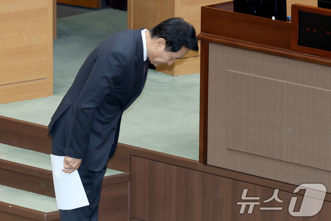 (서울=뉴스1) 이광호 기자 = 오세훈 서울시장이 11일 오후 서울 중구 서울특별시의회 본회의장에서 열린 제336회 서울시의회 정례회 본회의에 출석해 발언대로 향하며 인사하고 있다 …