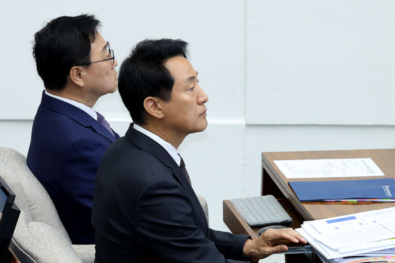 서울시의회 본회의 출석한 오세훈 시장
