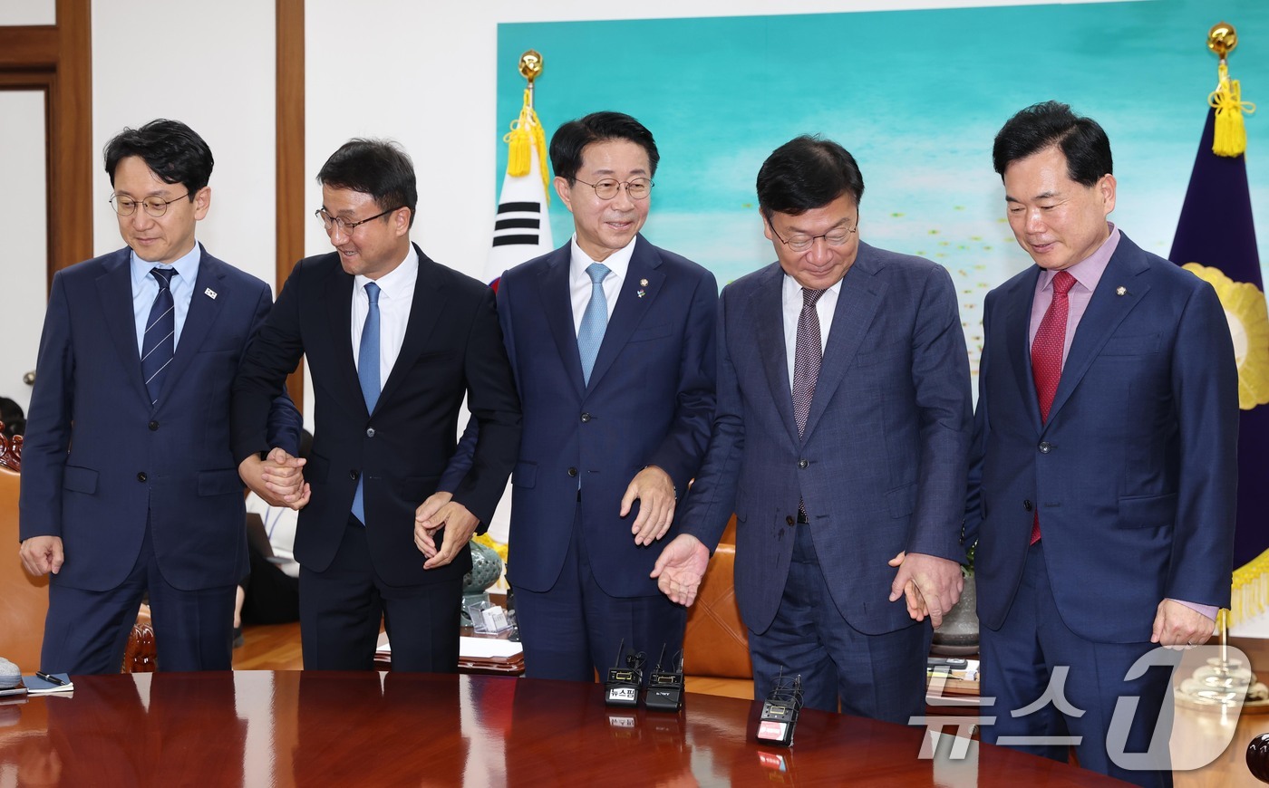 (서울=뉴스1) 안은나 기자 = 조정식 국회의장이 11일 오후 서울 여의도 국회의장 집무실에서 여야 원내대표와 회동 전 기념 촬영을 한 뒤 자리로 향하고 있다.왼쪽부터 천준호 더불 …