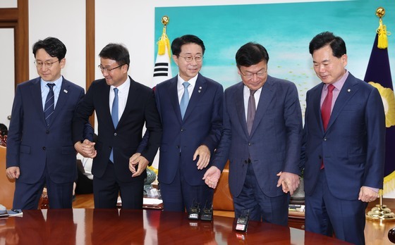 '각자 자리로'