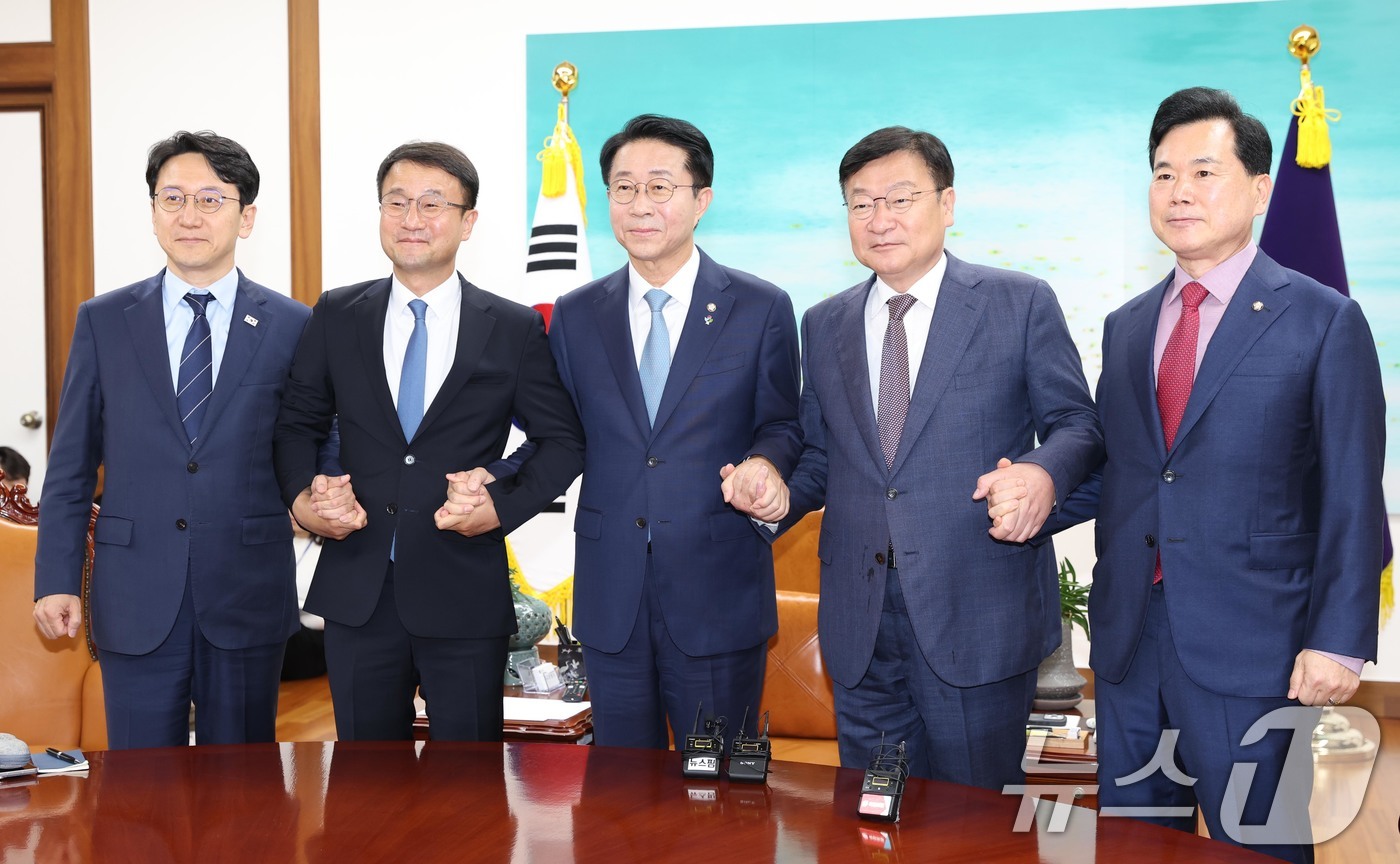 (서울=뉴스1) 안은나 기자 = 조정식 국회의장이 11일 오후 서울 여의도 국회의장 집무실에서 여야 원내대표와 회동 전 기념 촬영을 하고 있다.왼쪽부터 천준호 더불어민주당 원내수석 …