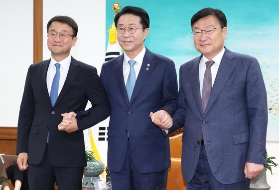 한병도·정점식 원내대표 손잡은 조정식 의장