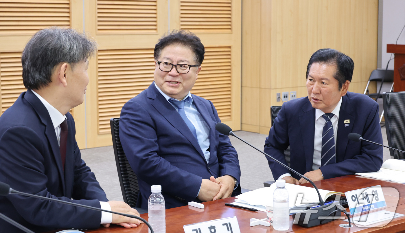 (서울=뉴스1) 신웅수 기자 = 정청래 더불어민주당 대표가 11일 서울 여의도 국회 의원회관에서 열린 이재명 정부 출범 1주년 기념 토론회에서 이재영 민주연구원장, 김호기 연세대 …
