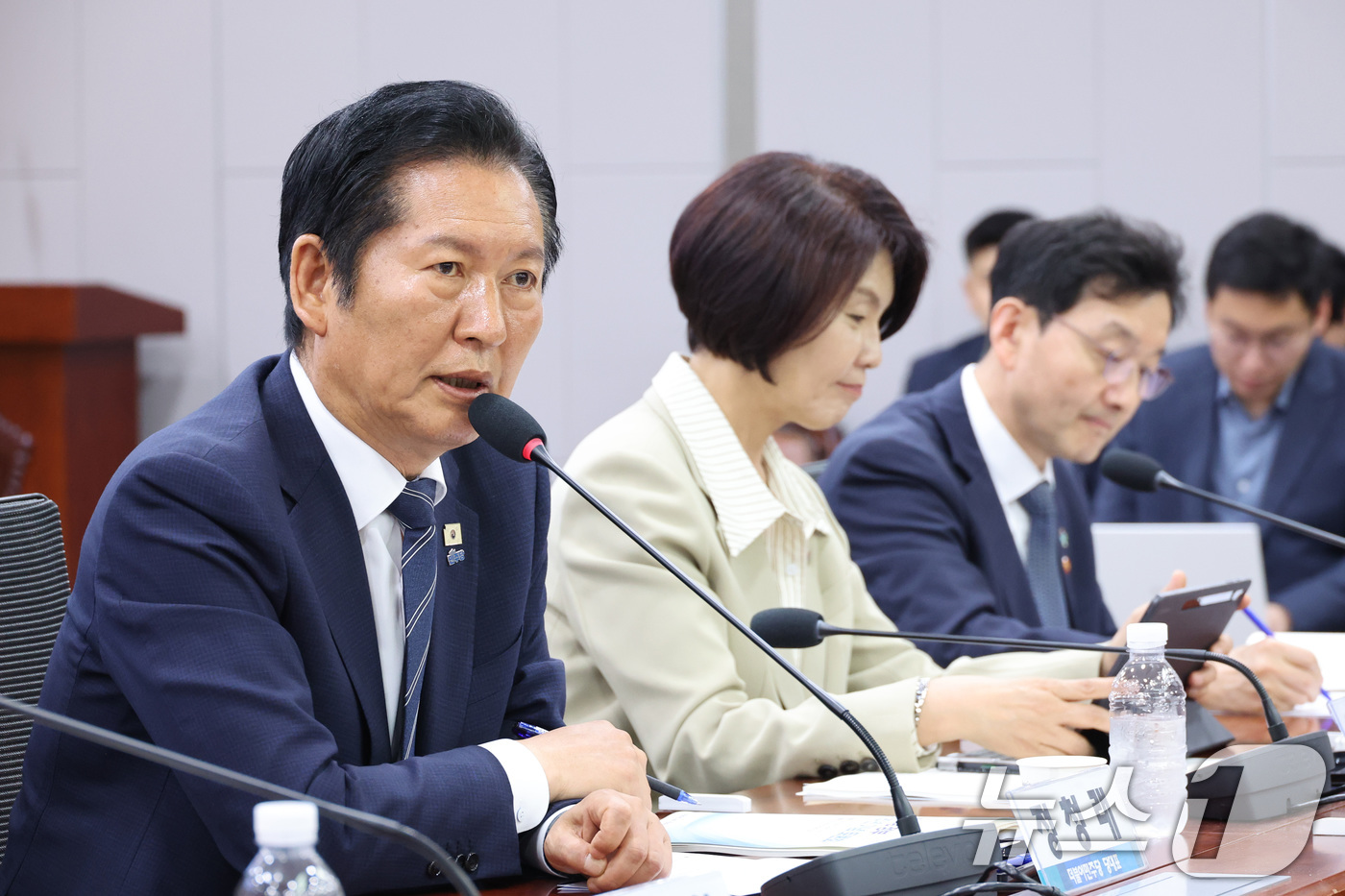 (서울=뉴스1) 신웅수 기자 = 정청래 더불어민주당 대표가 11일 서울 여의도 국회 의원회관에서 열린 이재명 정부 출범 1주년 기념 토론회에서 축사를 하고 있다. 2026.6.11 …